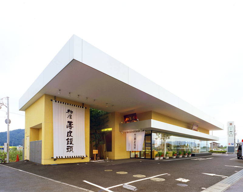 歩道との段差がなく、ゆるやかなスロープ。庭園風のパブリックスペースが憩をさそう(平成13年1月)